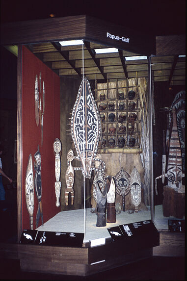 Vue de la salle Océanie du Museum für Völkerkunde de Berlin : Vitrine Golf de Papouasie
