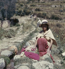 Femme lavant son linge dans les ruines incaiques de Tarma
