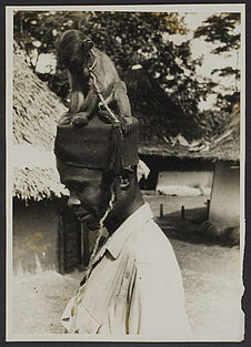 Homme (profil) surmonté d'un petit chien. Mission IFAN Dekeyser-Holas au Libéria…