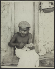 Zanzibar ou Commores [sic] [portrait d'un petit garçon avec une petite guitare…
