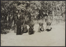 Konto : initiation bois sacré. Masques de boue et de branches et herbes