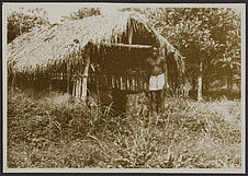 Mission IFAN Dekeyser-Holas au Libéria en 1948 [homme devant une construction]