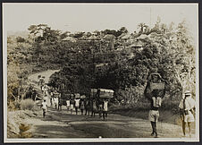 En route. Mission IFAN Dekeyser-Holas au Libéria en 1948. [Porteurs]
