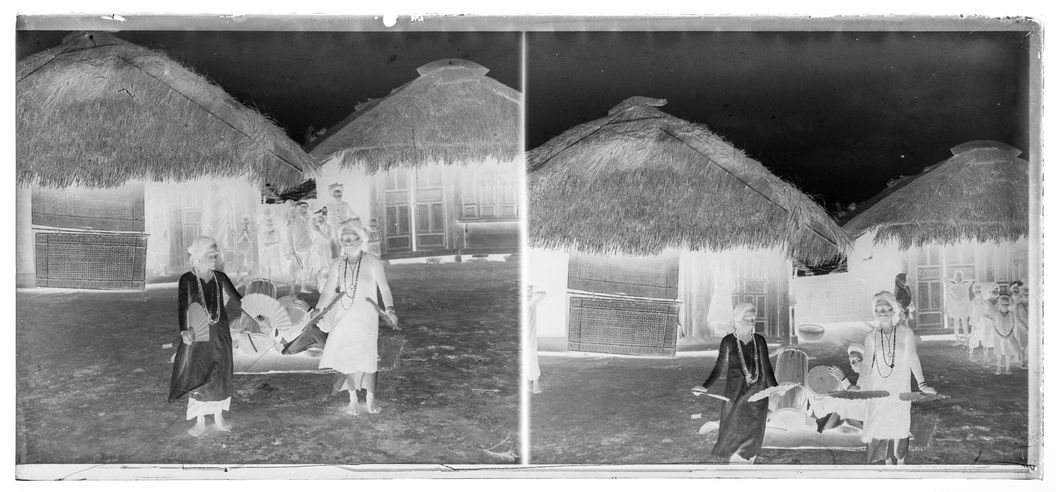 Femmes tenant des éventails. Trésor Cham gardé par les Moï Churu
