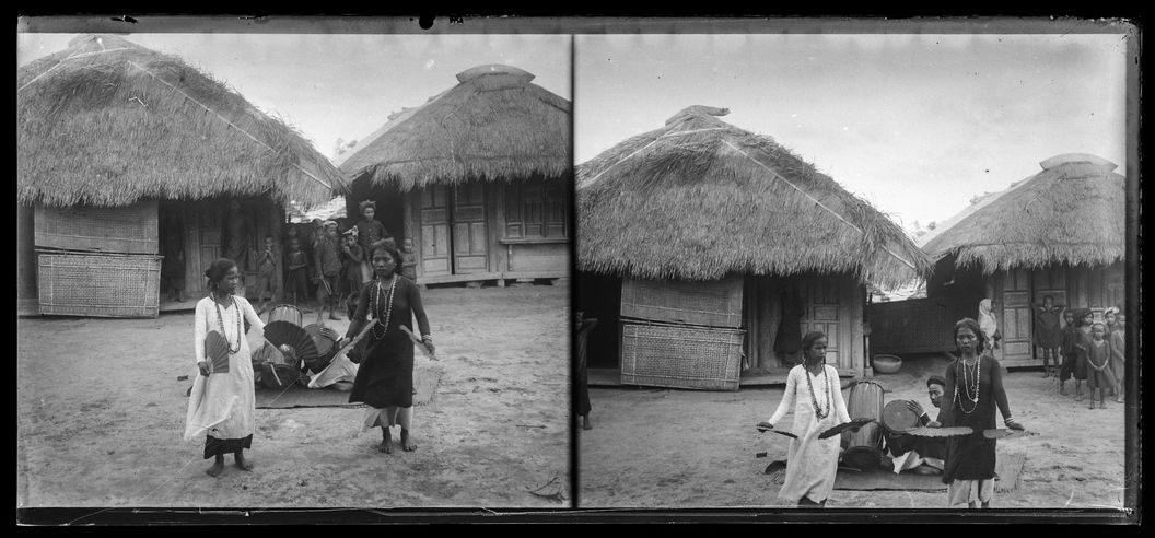 Femmes tenant des éventails. Trésor Cham gardé par les Moï Churu
