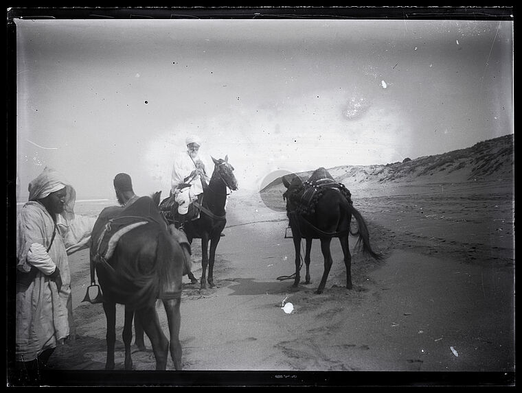 Le makharem, l'entrée poste, vue [?] pendant le parcours Azzda-Tanger sur la plage