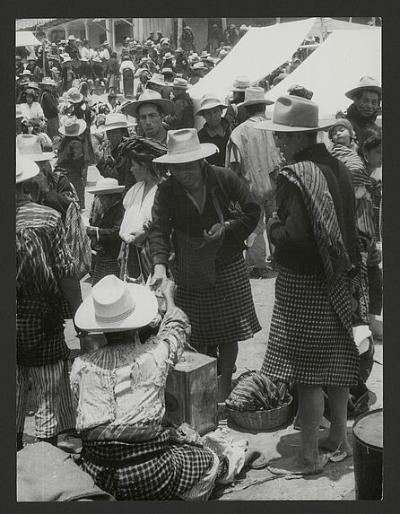 Nahualá, la foule au marché, hommes en costume du village