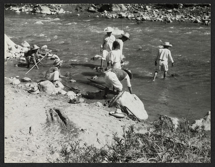 Colotenango, les &quot;varas&quot; symbole du pouvoir sont lavées dans le rio Selegua