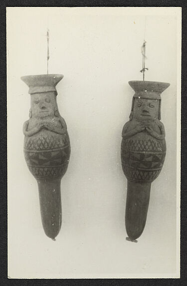 Ipiales, coll. Alberto Vela Deux poteries, bâtons de commandement