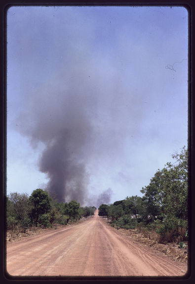 Sans titre [fumée noire au-dessus d’une route]