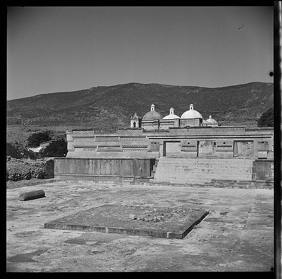 Le temple : vue extérieure [Mitla : palais des colonnes]