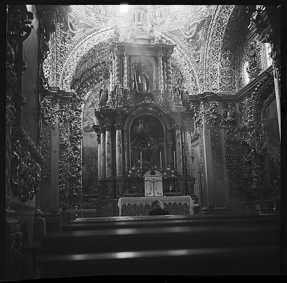 Intérieur d'église [autel de l'église de Tehuacán]