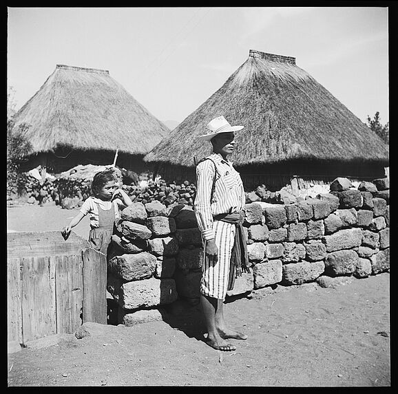 Service d'ordre [un homme devant un muret]