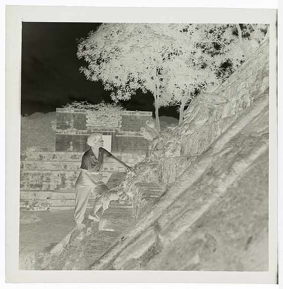 Pyramide [Copán : femme sur l'escalier des hieroglyphes]