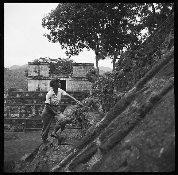 Pyramide [Copán : femme sur l'escalier des hieroglyphes]