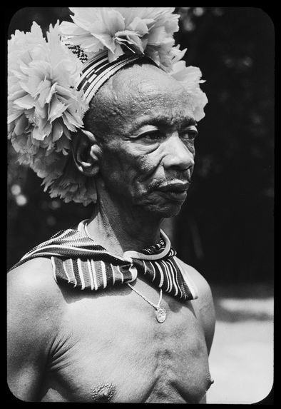 Chef de tribu coiffé de plumes rouges