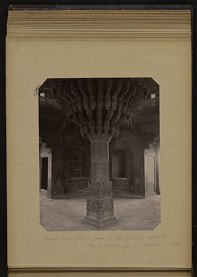 Fattehpure-Sikri, remarquable pilier central dans l'intérieur du Dewan-i-Khas