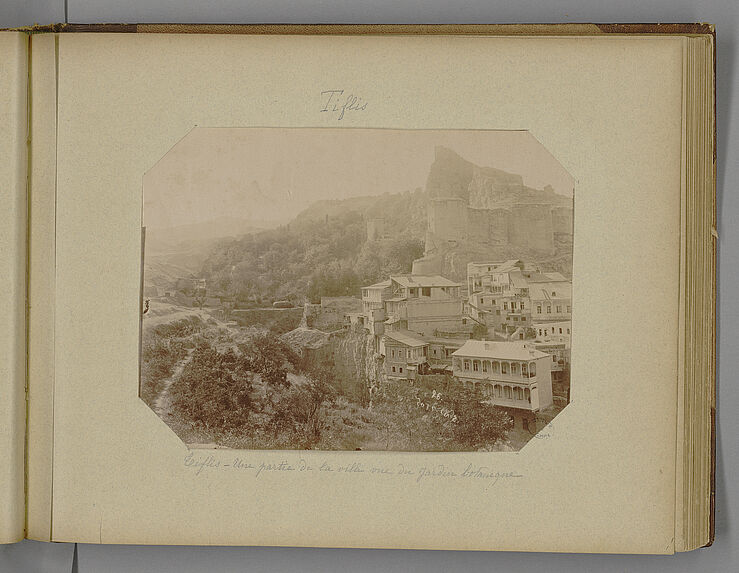 Tiflis - Une partie de la ville vue du Jardin botanique