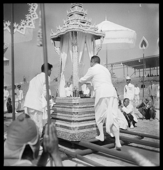Sans titre [funérailles du roi Sisavang Vong : le roi Savang Vatthana installant une urne sur un char funéraire]