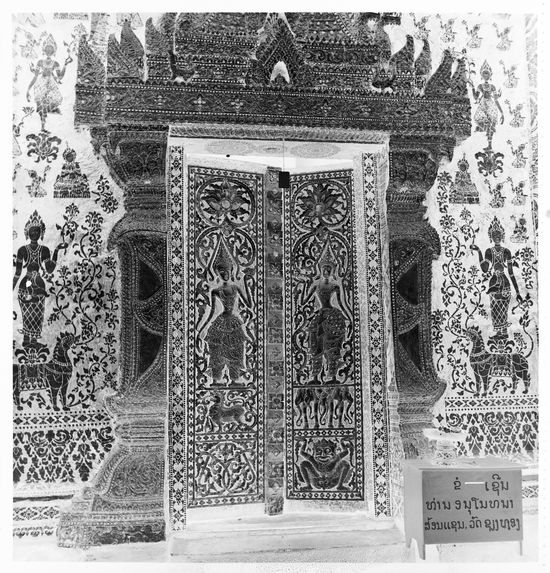 Sans titre [porte de la pagode Vat Xieng Thong]