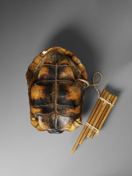 Flûte de Pan et carapace de tortue frottée