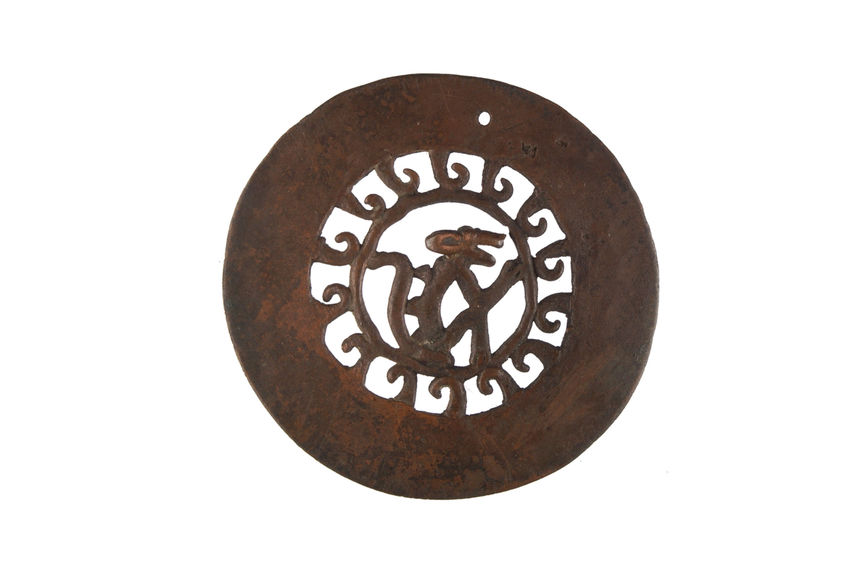 Plaque circulaire en métal, à décor zoomorphe