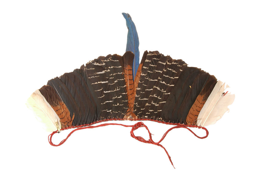Ornement de plumes pour mettre autour d'une couronne de paille tissée et cousue