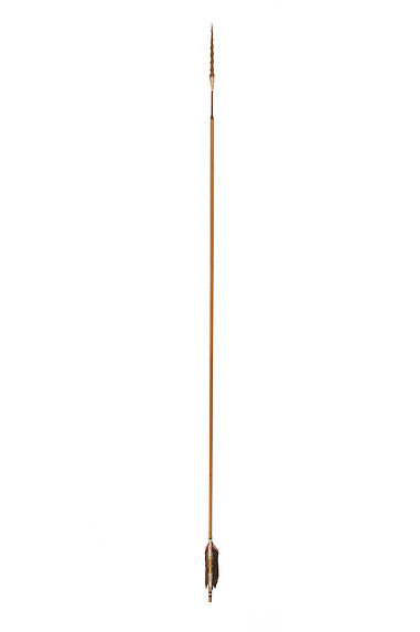 Flèche de guerre pointe en bois à barbelures. Empenné décorée de fils de coton blanc et de plumes