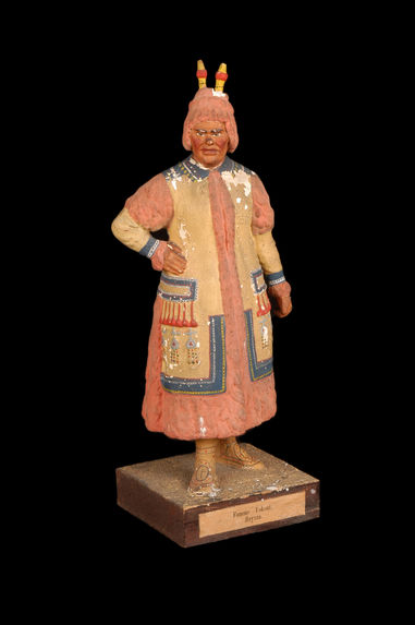 Statuette représentant une femme iakoute