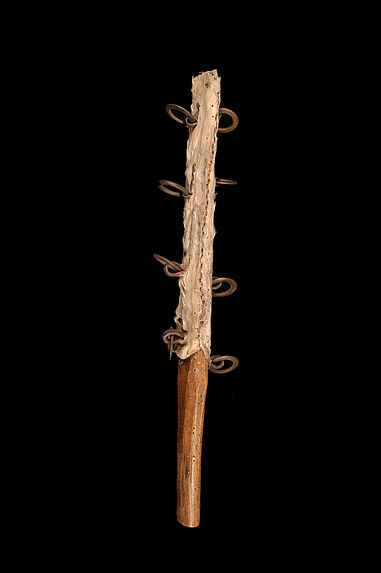 Bâton chamanique avec sonnailles