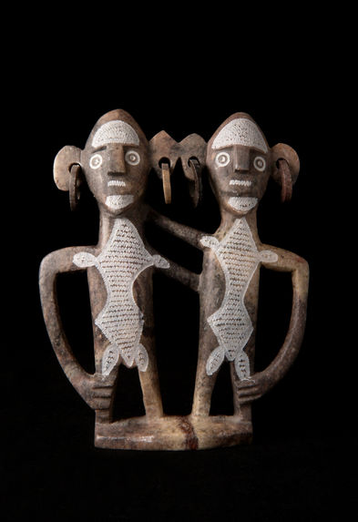 Deux personnages sculptés