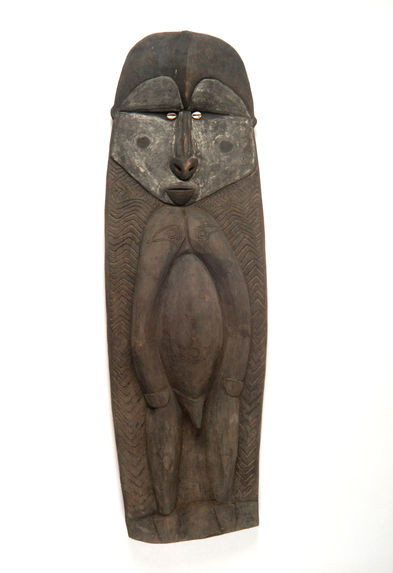 Planche sculptée d'une figure anthropomorphe