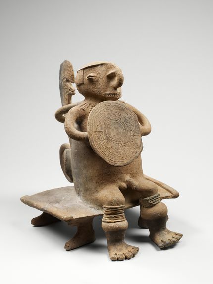 Statuette de guerrier assis sur un banc