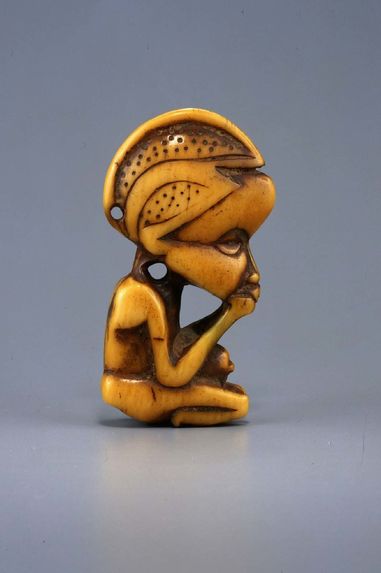 Pendentif : figurine féminine