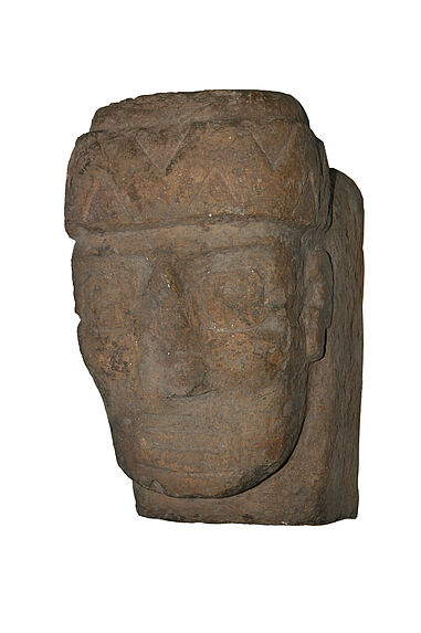 Fragment de statue : tête anthropomorphe