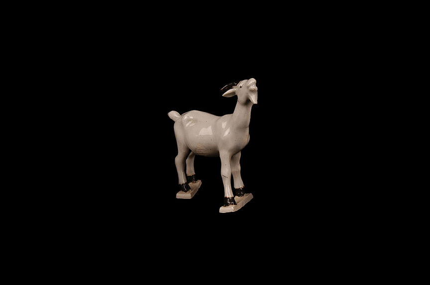 Figurine en forme de chèvre