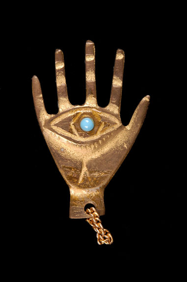 Amulette en forme de main