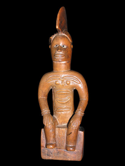 Statuette masculine assise avec haute coiffe en cimier et tresse à l’arrière
