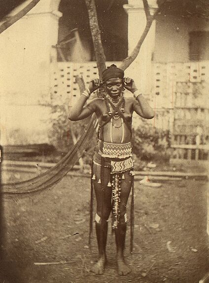 Jeune fille landouman en costume de danse.