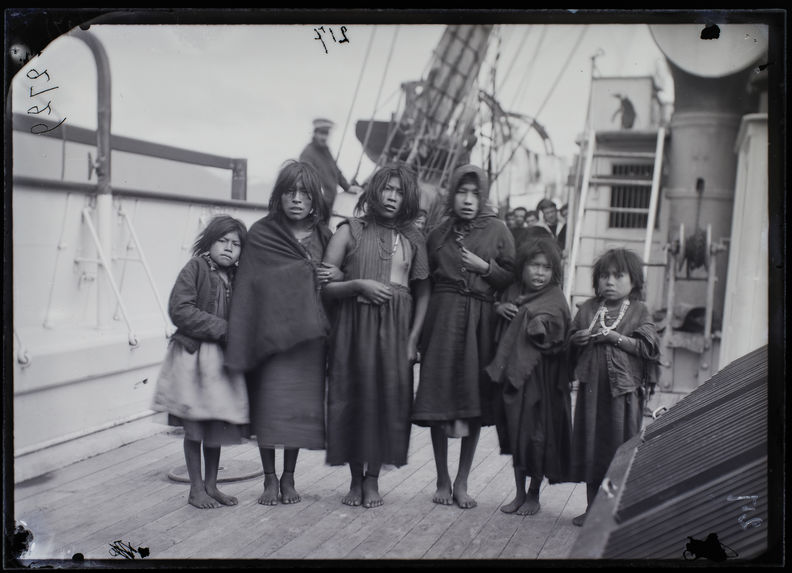 Femmes fuégiennes, région Est du canal du Beagle, au voisinage d'Ushuaia