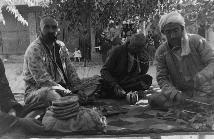 Uzbeks à l'ombre d'une &quot;Tchai-Khana&quot;  mangeant