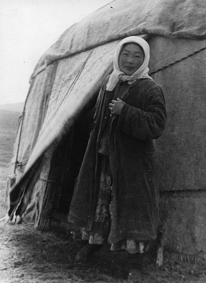 Femme Kirghiz soulevant la portière de sa yourte