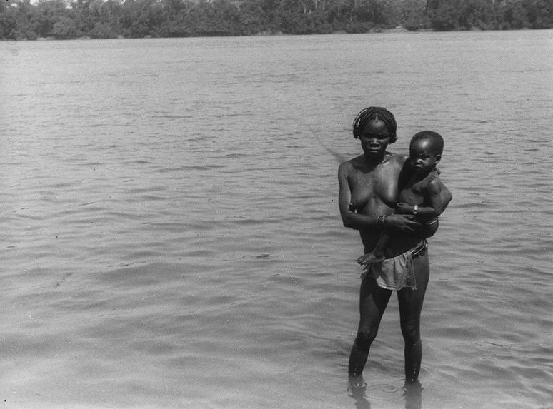 Femme indigène au fleuve