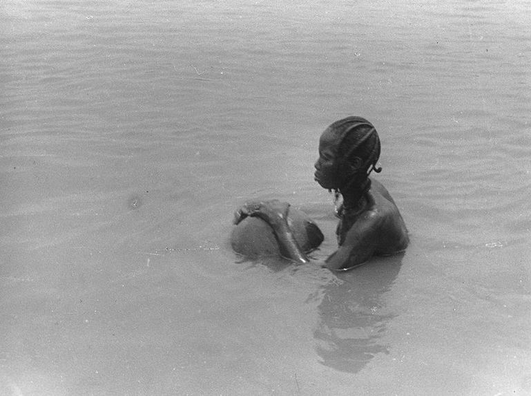 Femme nageant à l'aide de sa bourma