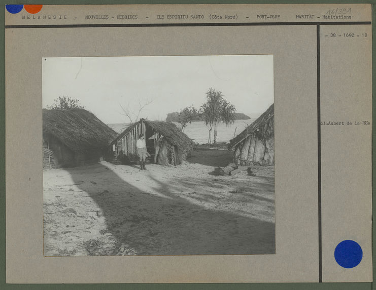 Sans titre [Mme Aubert de la Rüe dans un village]