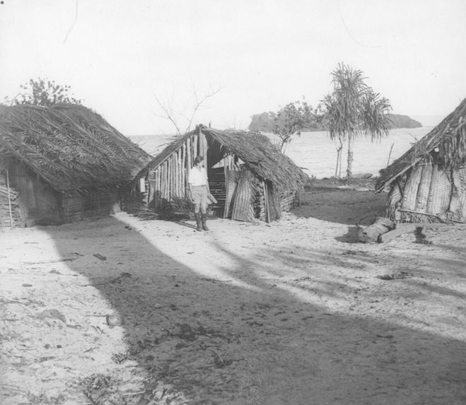 Sans titre [Mme Aubert de la Rüe dans un village]