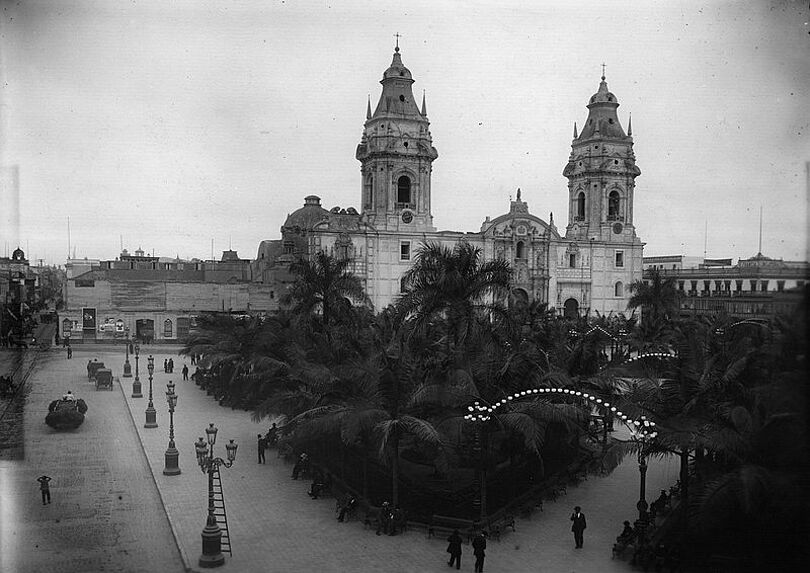 Plaza de Armas et la Cathédrale de Lima en 1913