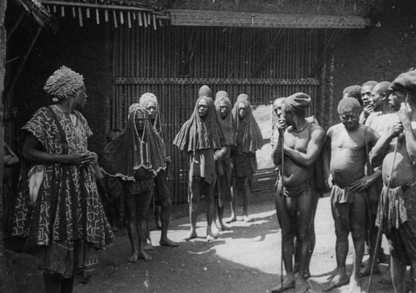 Un chef Bamiléké et ses &quot;chindas&quot;.