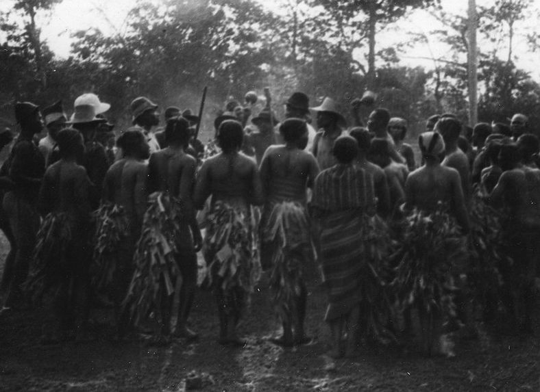 Danse au cours d'une fête à Roandji