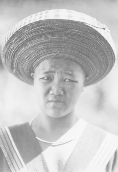 Femme Meo blanc au marché de Nguyen Binh